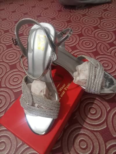 Party or Shadiyo ke liye stylish silver heels. (size8)