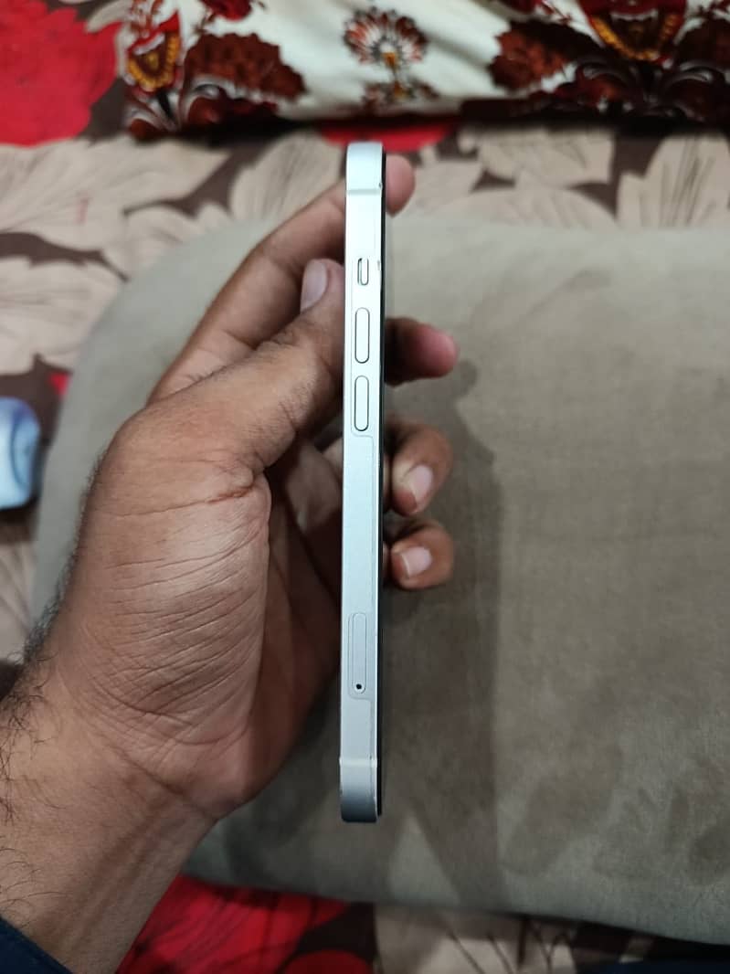 Apple iPhone 13 5