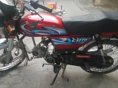 Honda 70c 2022 اوریجنل ٹینکی ٹاپ پہ موجود ہیں اوریجنل03413462451