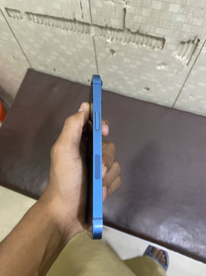 Apple iPhone 13 8