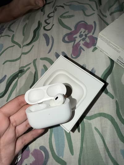 airpod pros 2nd gen only case and right airpod
