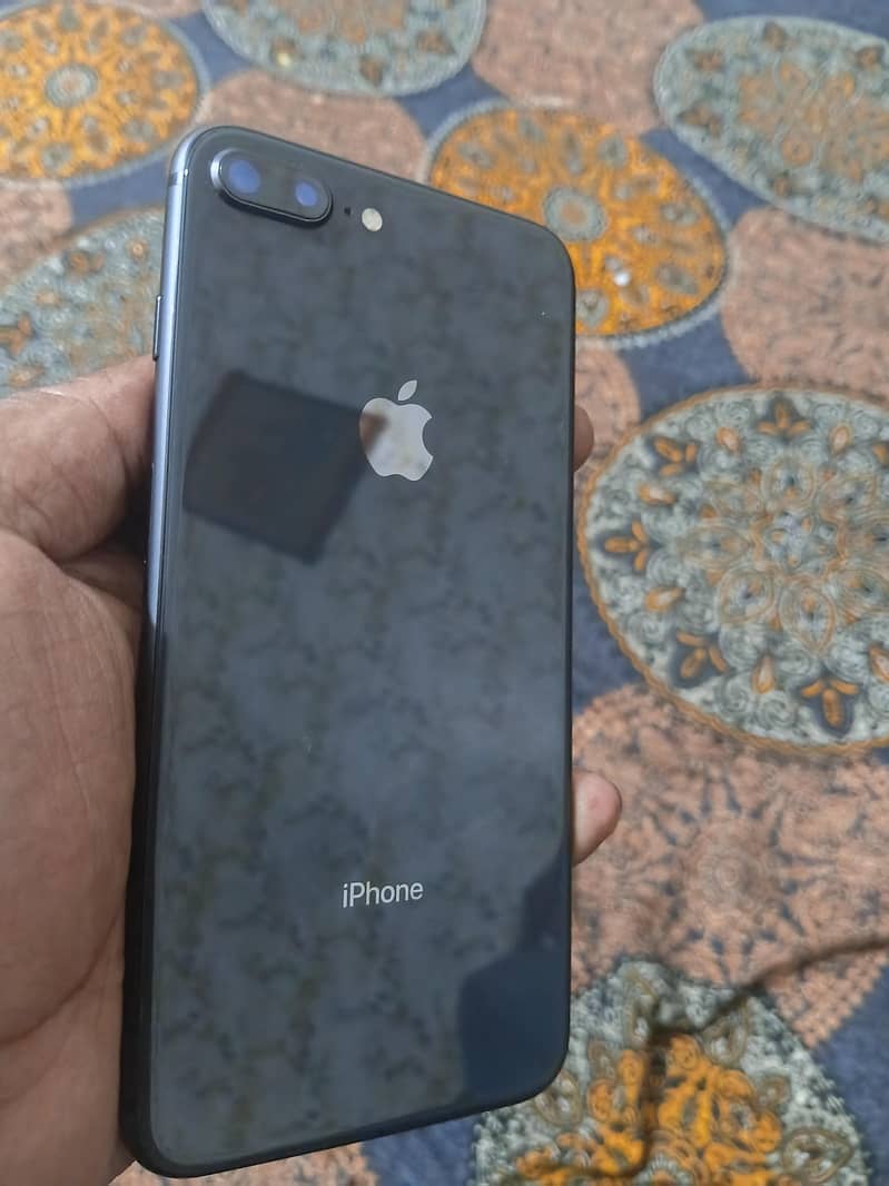 Apple iPhone 8 Plus 1