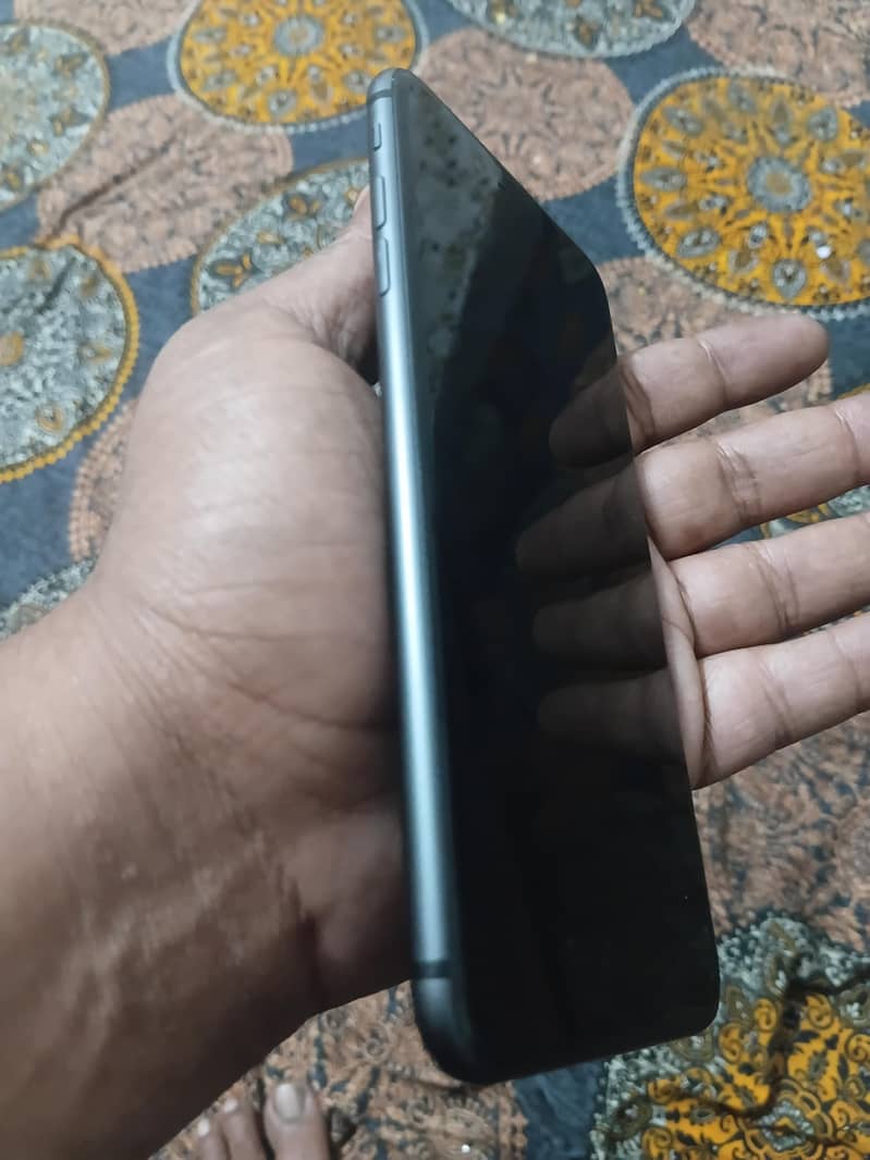 Apple iPhone 8 Plus 3
