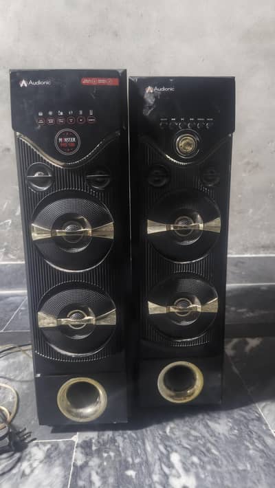 AUDIONIC SPEAKERS URGENT SALE