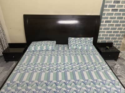 Bed & 2 side tables