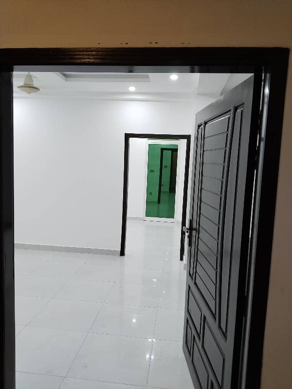 ist floor cornor flat 8