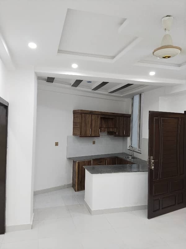 ist floor cornor flat 9