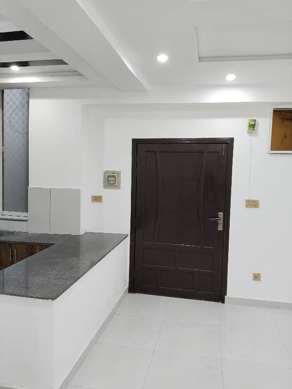 ist floor cornor flat 10