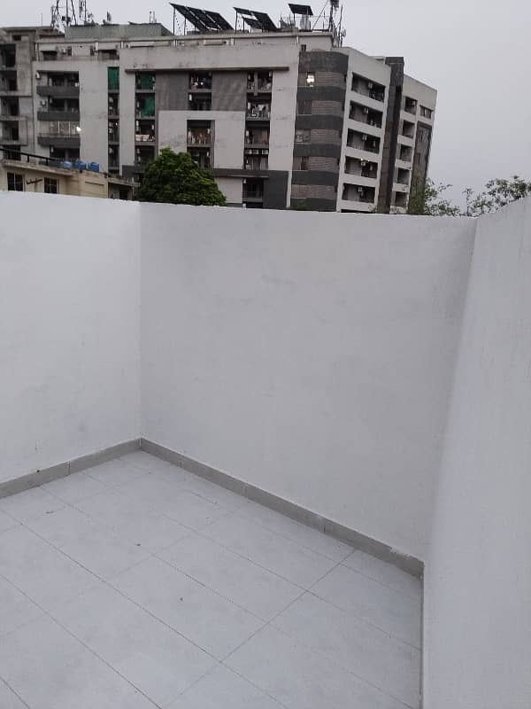 ist floor cornor flat 14
