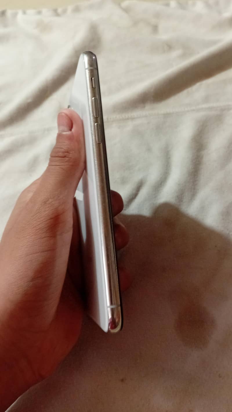 Apple iPhone X 4
