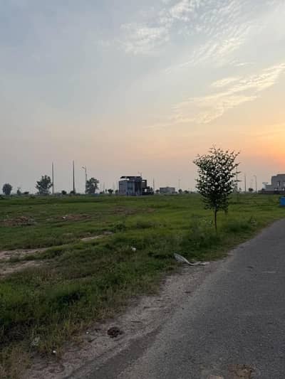 1 KANAL CORNER PLOT DIRECT APPROACH NEAR PARK MASJID VERY LOW PRICE