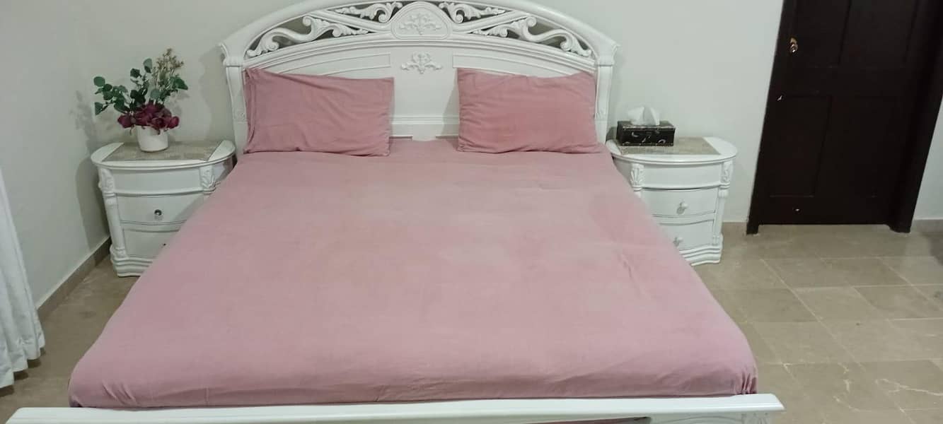 King Size Bed - Dining Table 0