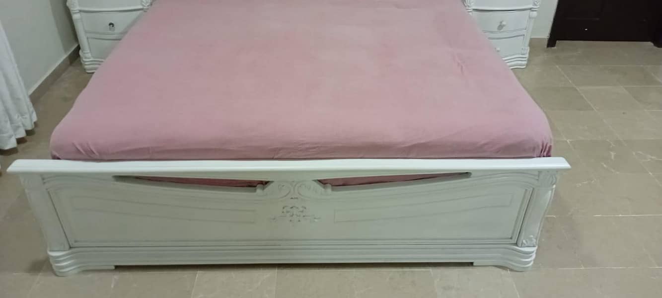 King Size Bed - Dining Table 4
