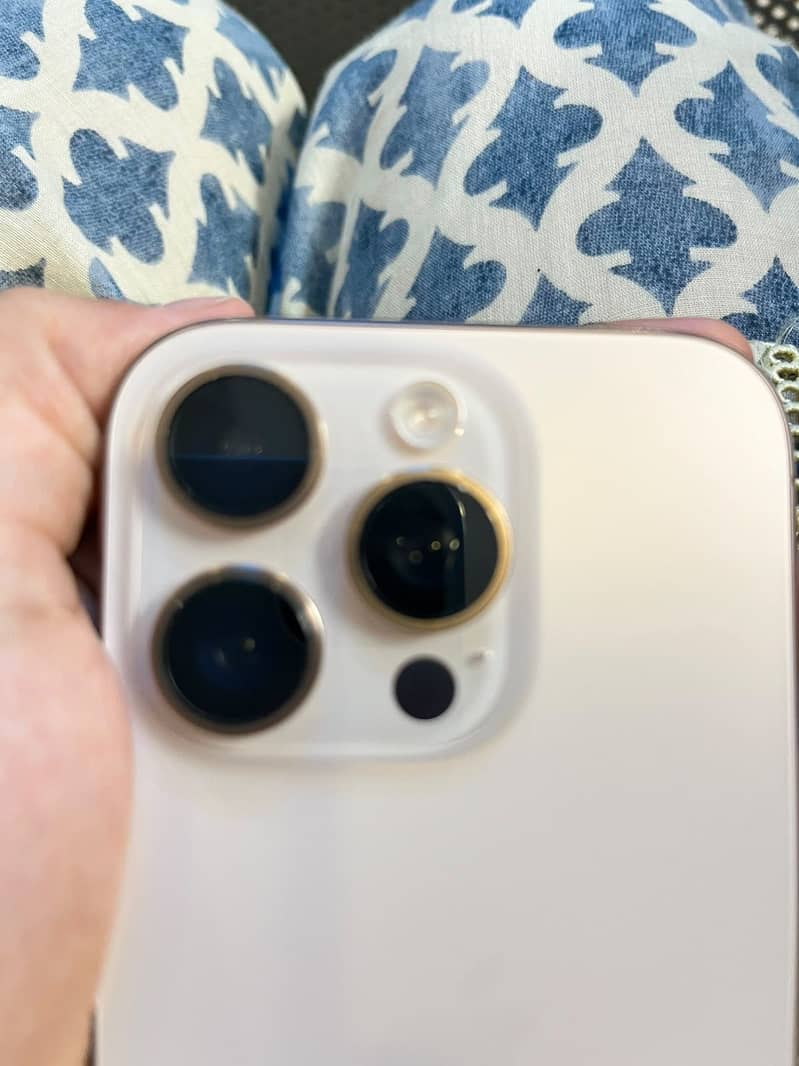 Apple iPhone 16 Pro 1