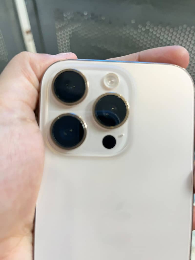 Apple iPhone 16 Pro 3