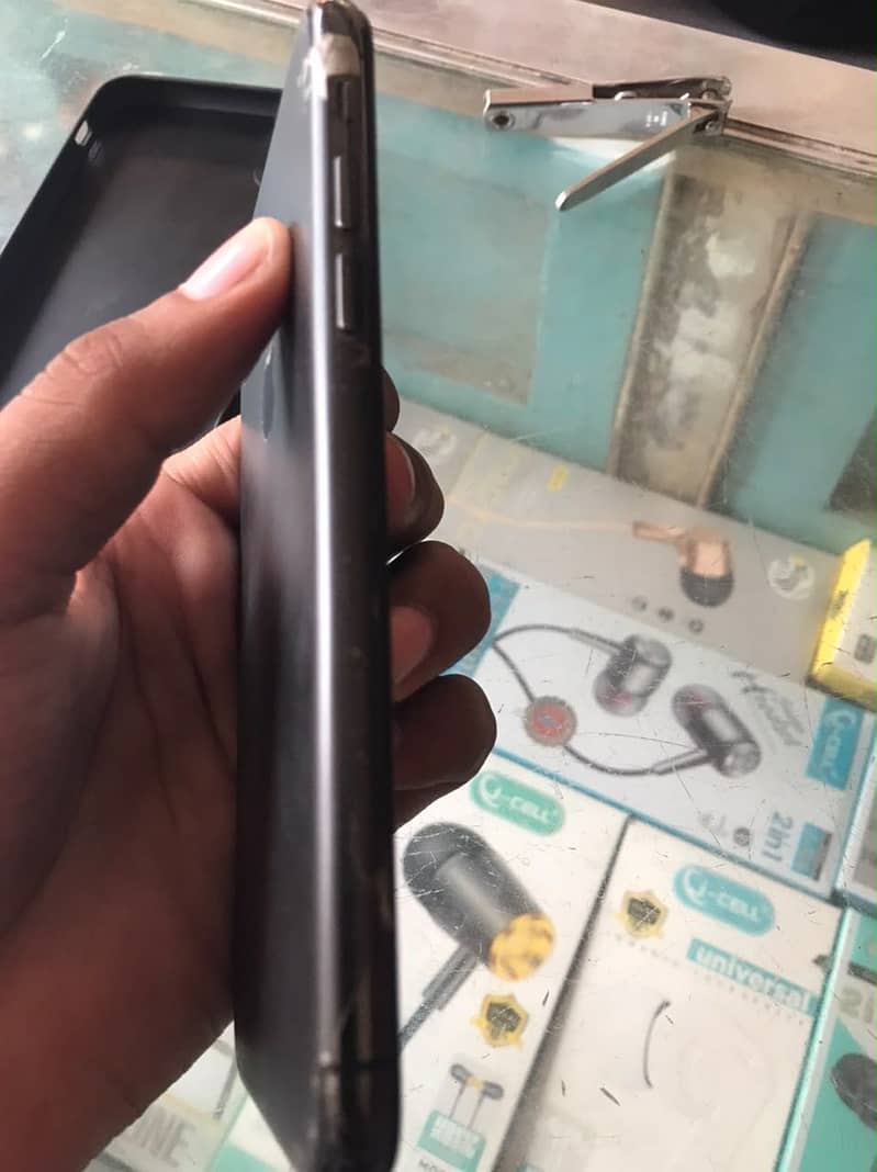 Apple iPhone X 4