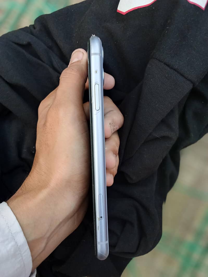 Apple iPhone 11 3
