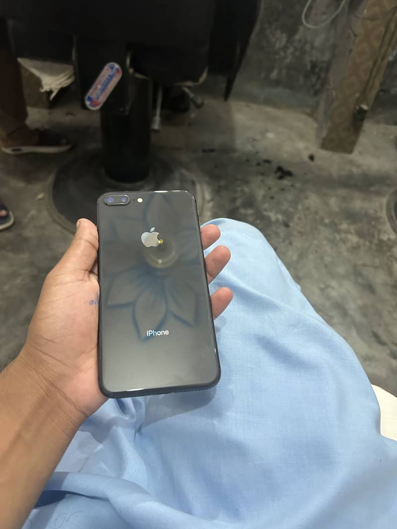 Apple iPhone 8 Plus 3