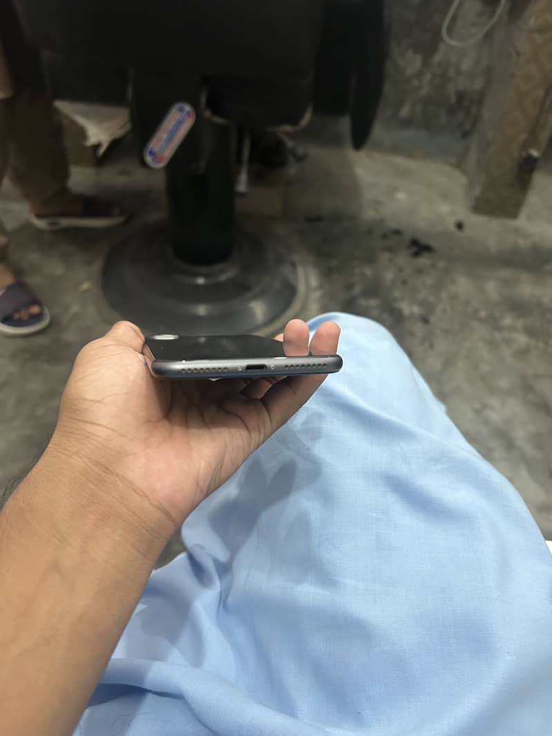 Apple iPhone 8 Plus 4