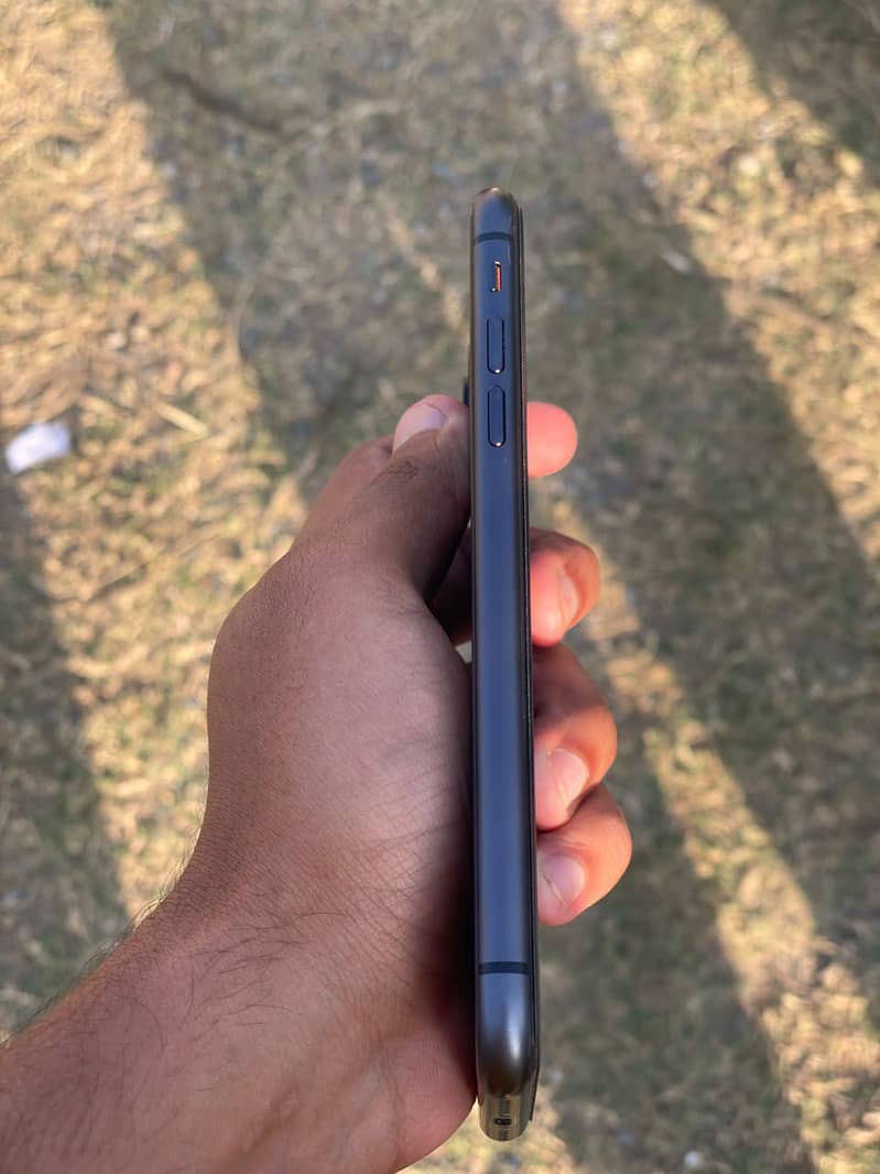 Apple iPhone 11 4