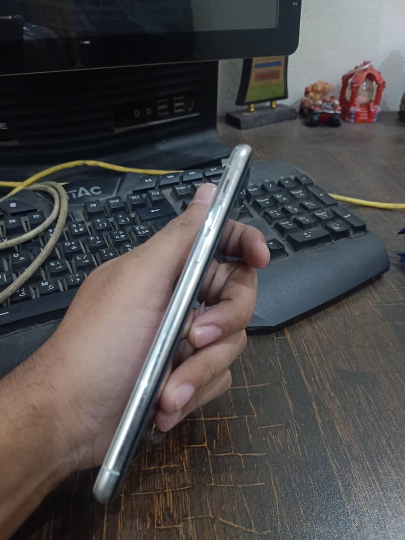 Apple iPhone X 4