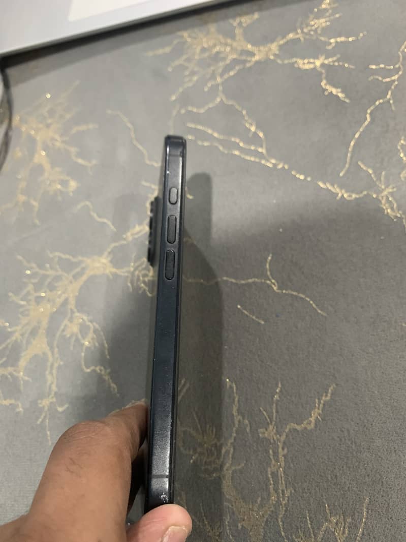 Apple iPhone 16 2