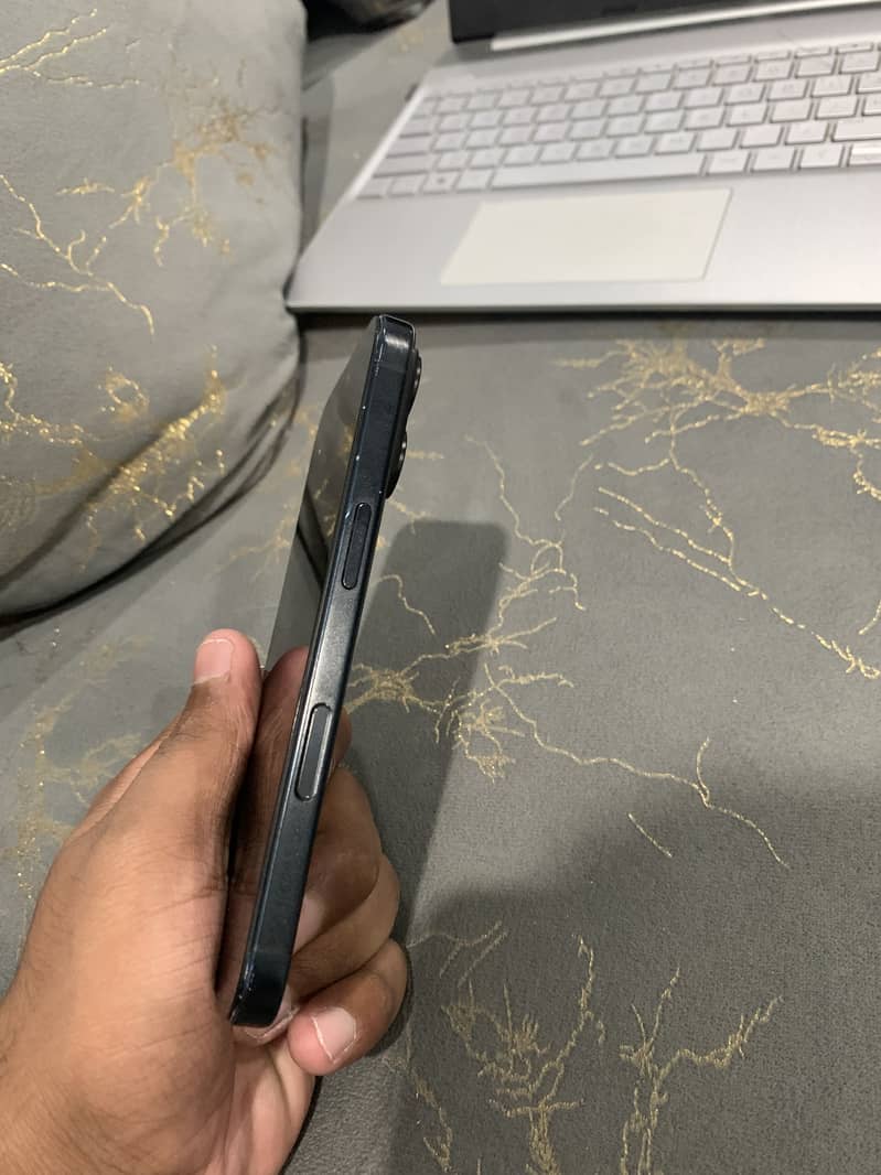 Apple iPhone 16 3