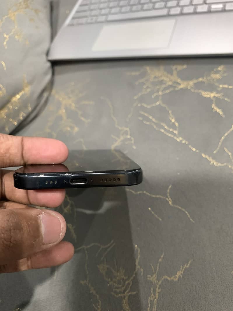 Apple iPhone 16 4