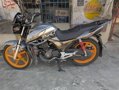 CB 150F 2022 ka model h Karachi number total jaiyan bike h