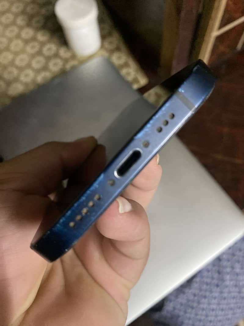 Apple iPhone 12 4