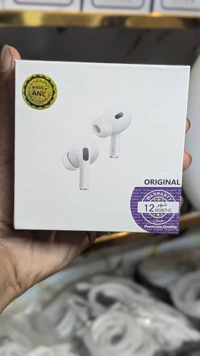 Apple earbuds 50% of box pack, high quality sound and base cable and l