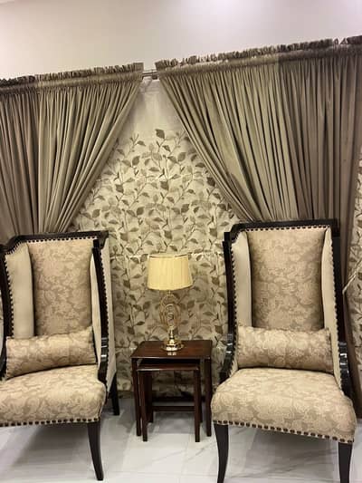A pair of chairs