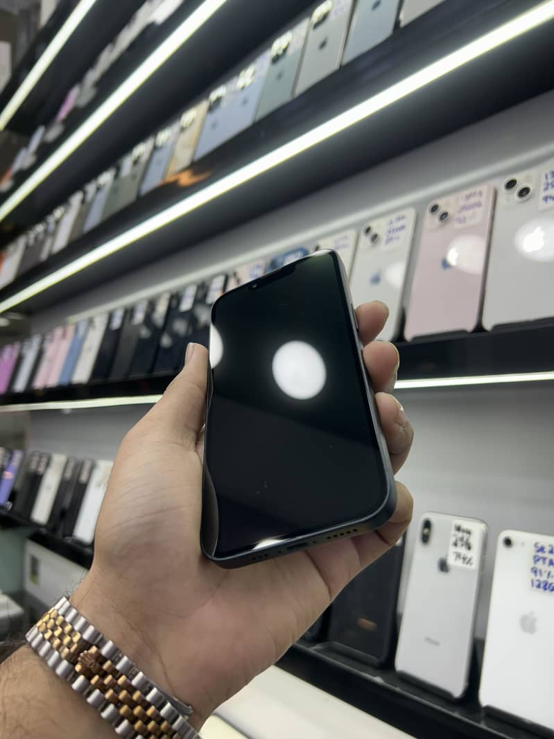 Apple iPhone 13 2