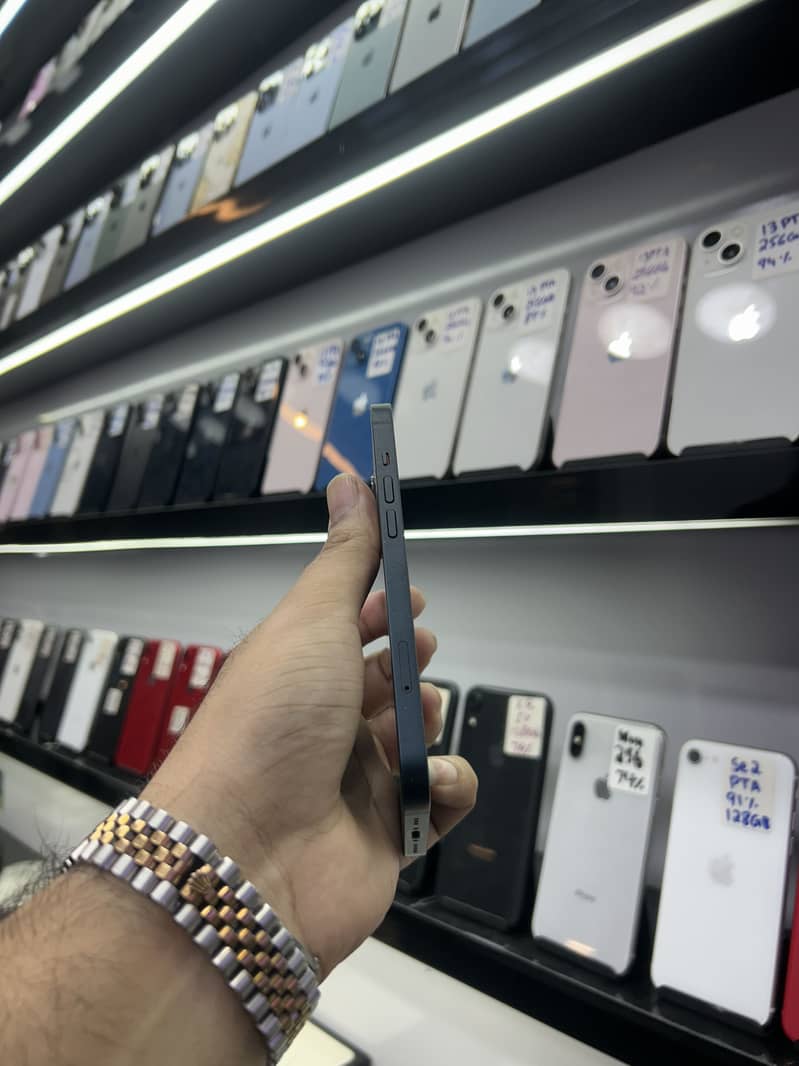 Apple iPhone 13 5