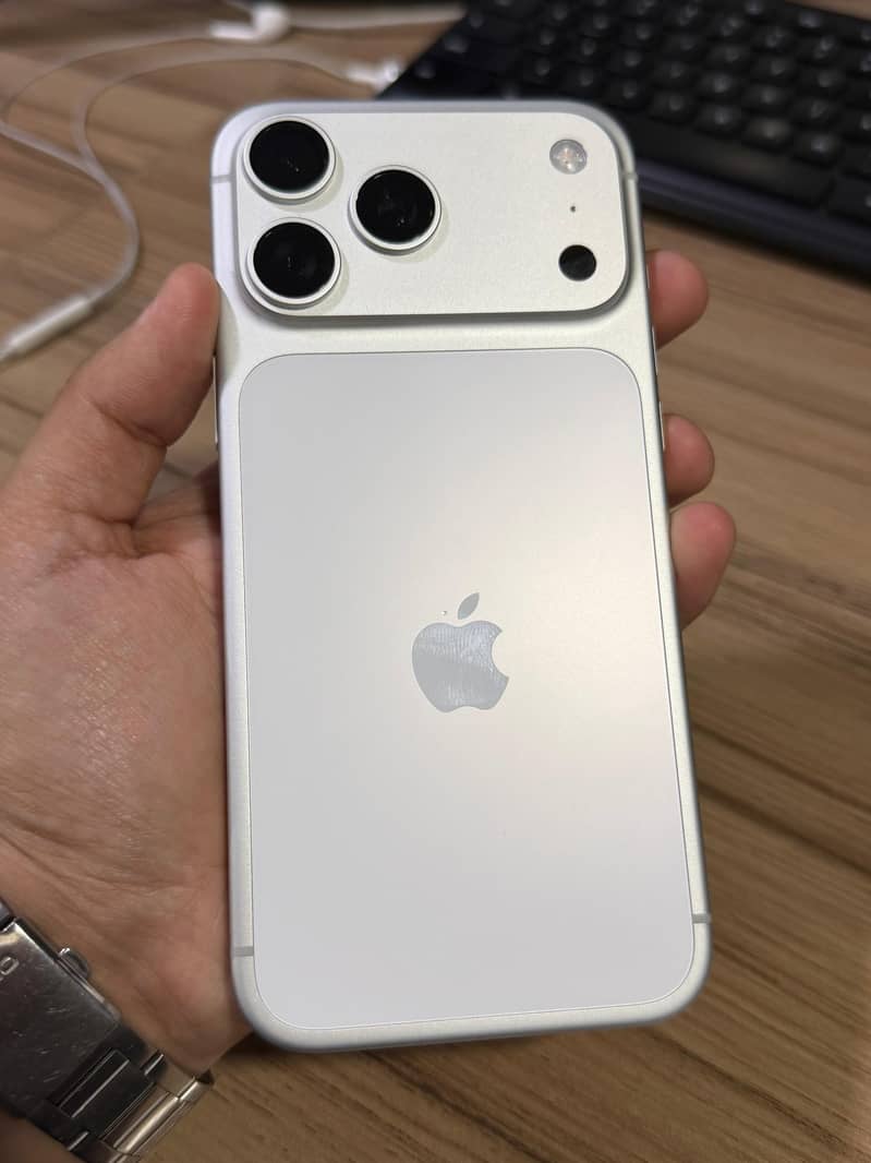 Apple iPhone 17 Pro Max 6