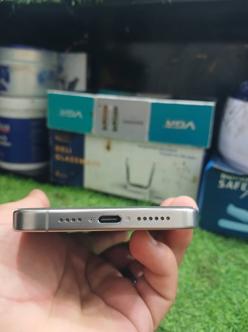 Apple iPhone 15 Pro Max 2