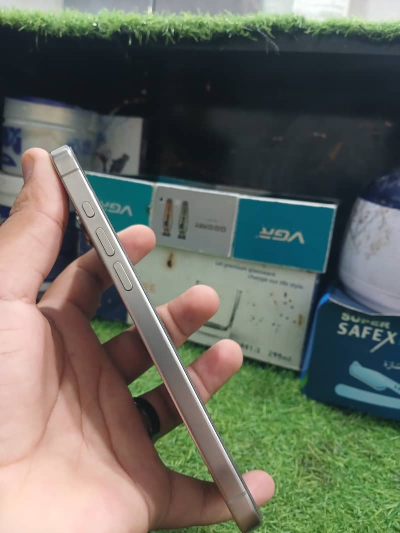 Apple iPhone 15 Pro Max 3