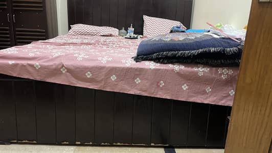 I am selling King size bed