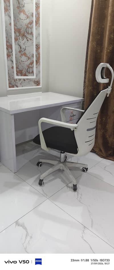 study stable with chair