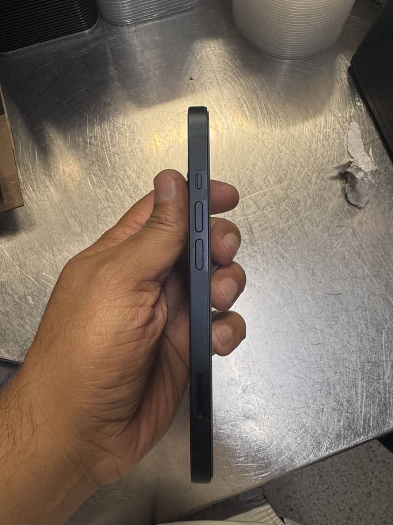 Apple iPhone 13 2