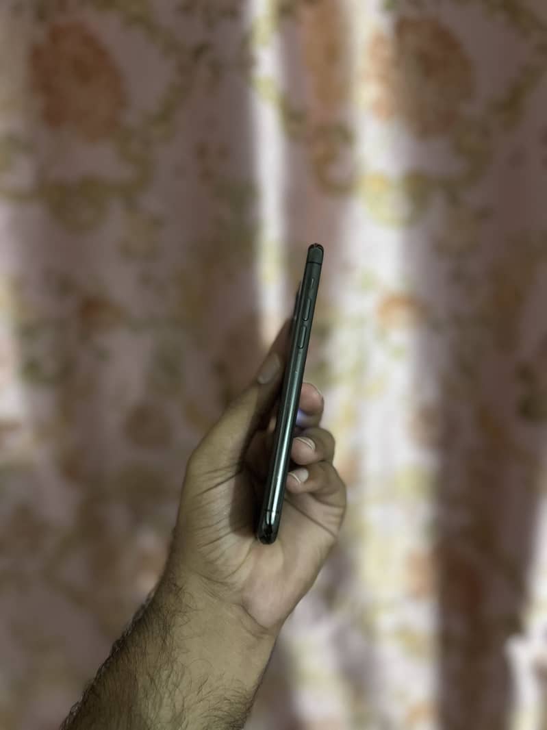 Apple iPhone 11 Pro 4
