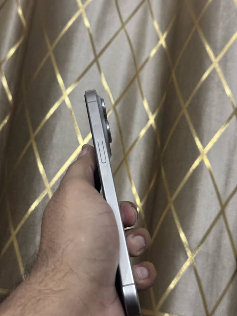 Apple iPhone 15 Pro Max 4