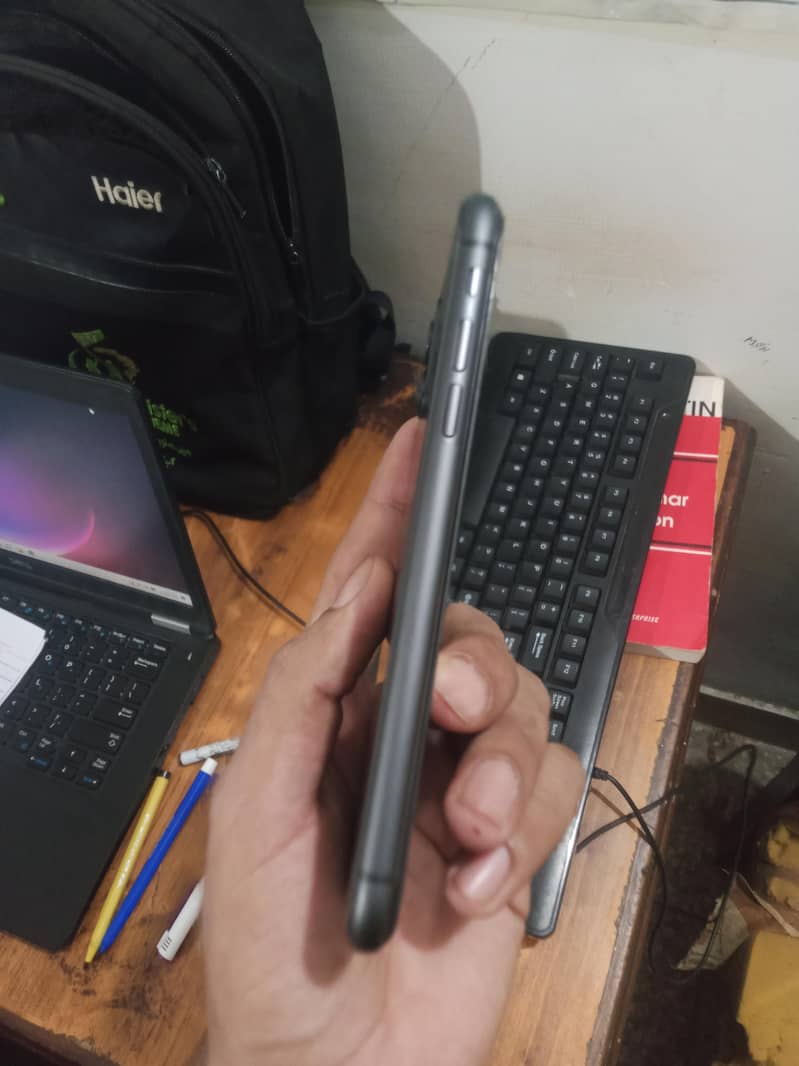 Apple iPhone 11 3