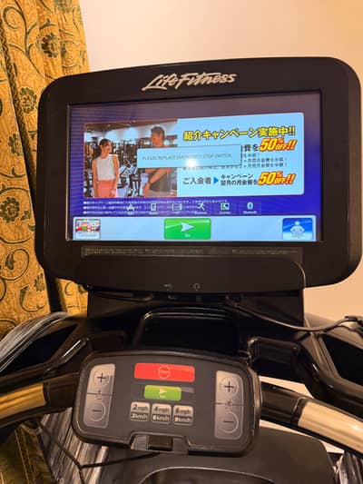 Life Fitness 95T Discover SE Touchscreen Treadmill – Commercial Grade