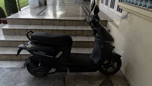 EVEE S1 Electric Scooter – Excellent Condition – Low Mileage