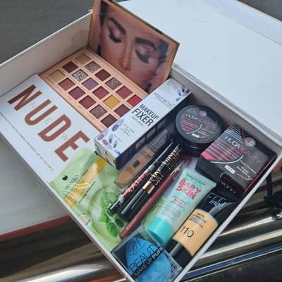 makeup bhot kaam kimat pee
