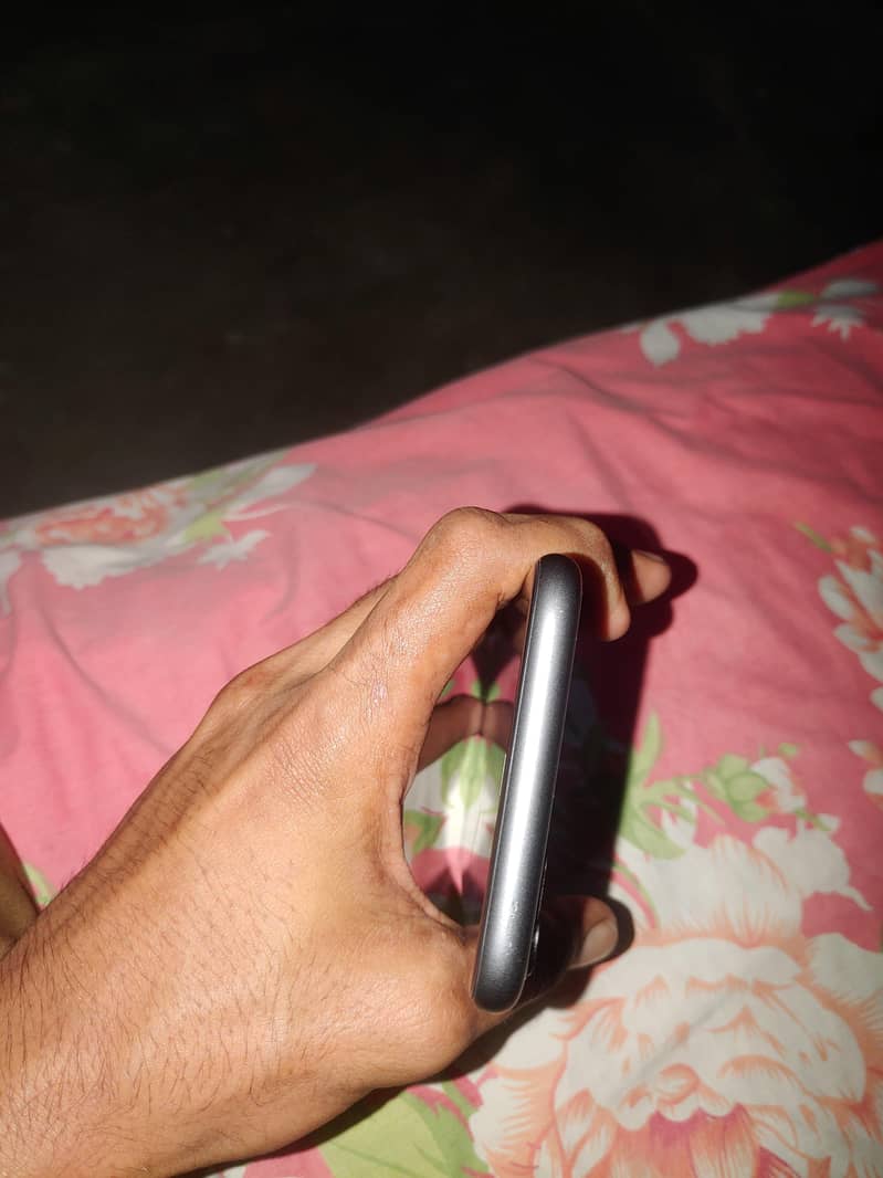 Apple iPhone 11 4