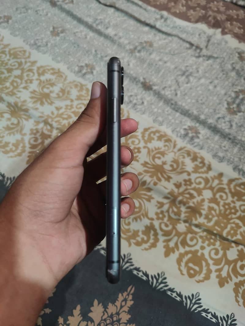 Apple iPhone 11 4