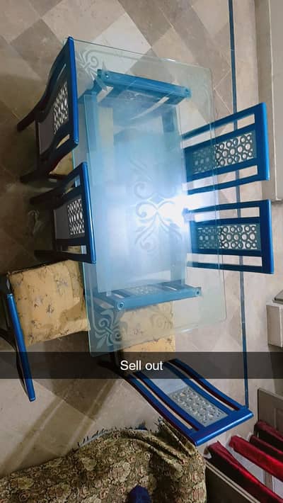 solid wood 6 seater dining table. Excellent condition