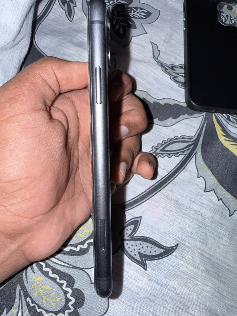 Apple iPhone 11 4
